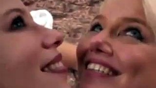 2 kvinner blåser en belastning: Blowjob, slikking og store pupper porno
