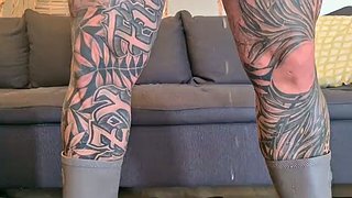 CrazyFetishCouple - Deutsche MILF in Gummistiefeln pinkelt im Wohnzimmer