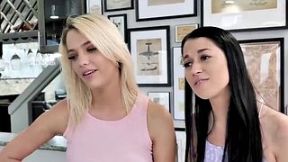 Swappz - Gorące przyrodnie siostry Alex Coal i Kenna James ruchają się ze swoimi kujonami przyrodnimi