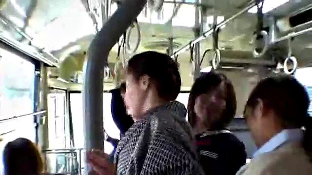 Le ragazze brancolano una milf matura in kimono sull'autobus