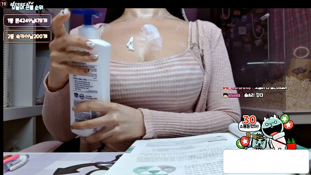 Koreanischer Blowjob mit nassen Titten