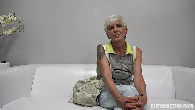 Oma wird in ihrem Casting-Session-Video verprügelt