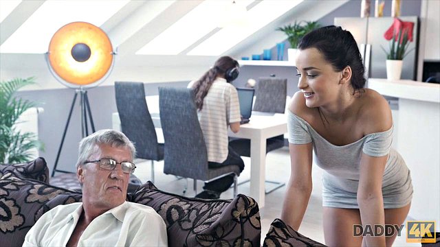 Η λαχτάρα του μελαχρινής κοριτσιού Sated από τον Big Cock του Ώριμου Μπαμπά