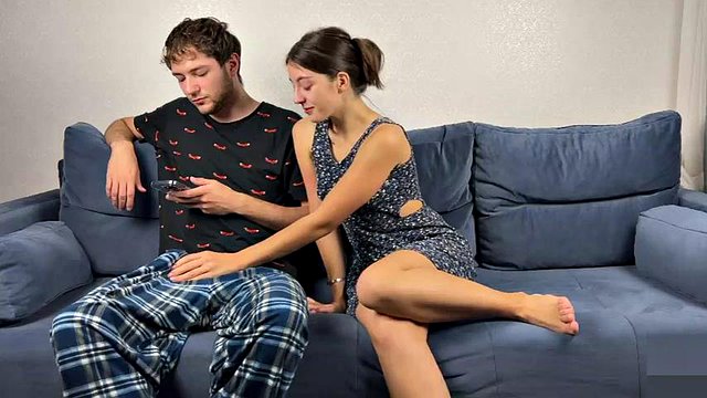 La sorellastra fa schifo e masturba il grande cazzo di fratello per assaggiare il suo sperma: culo grande, pompino e porno amatoriale