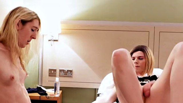 Translesbisches Gesichts-, Ton- und verbundenes Vibrationsspiel (Jessica Bloom und JenbyDoll)