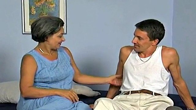 Siwowłosa babcia i młody chłopak