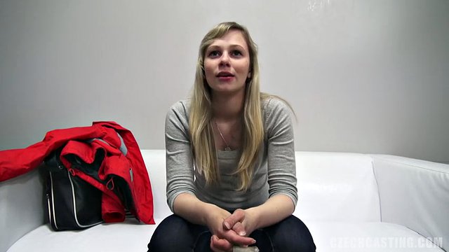 Chuda blond czeska dziewczyna robi porno