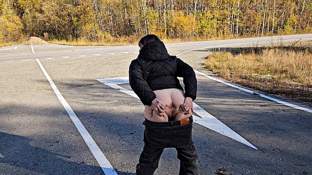 MissPopa's Big-Butt Ass Flashes on Autumn Walk