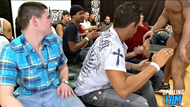 Amateur -Stripper -Party mit Schwanz -Twist