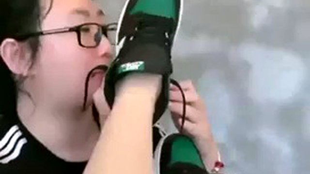 La schiava lecca la Nike Air Jordan 1 della padrona cinese in pubblico
