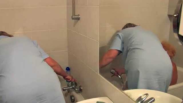 Amateur granny gets fun in the bathroom on the babysitter