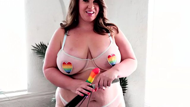Leona Loba Whips It Good & Tastes The Rainbow