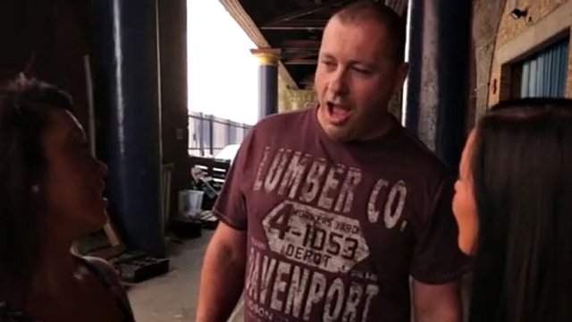 Le ragazze CFNM britanniche umiliano il ragazzo con il micro pene