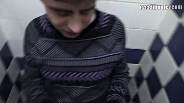 Bruneta Twink uctívá kohouta před syrovým bezedným bušením