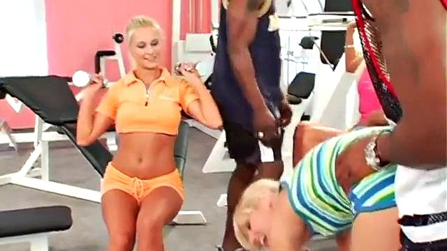 A academia é o lugar perfeito para uma orgia: Big Tits, Amateur & Pornhub Porn