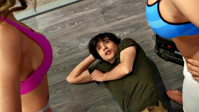 Piccolo ragazzo in palestra si scopa una MILF tettona flessibile e oliata
