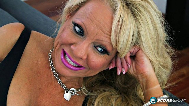 Busty Blonde Bella Dea File İç Çamaşırda Striptiz Yapıyor