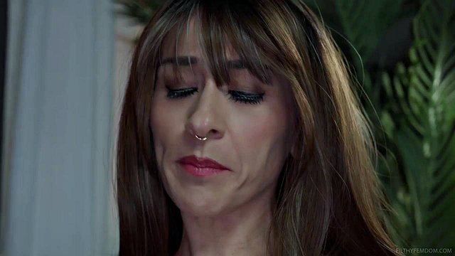 Sean Saber se fait pilonner par Stellina Obscura alors qu'elle enfonce un énorme gode profondément
