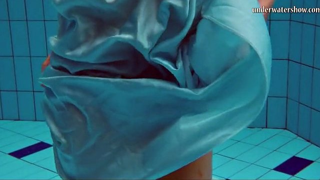 hot teen unterwasser swims and strips