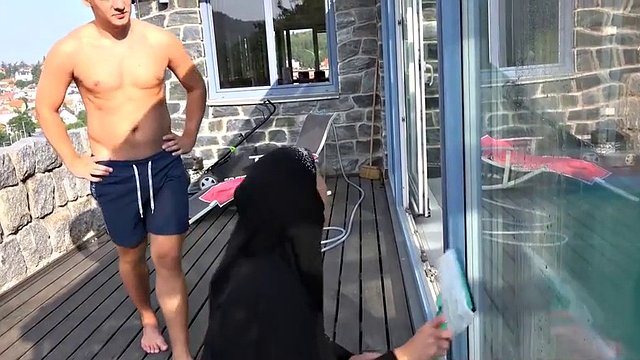 secretary visit his boss house and he fuck her right outside