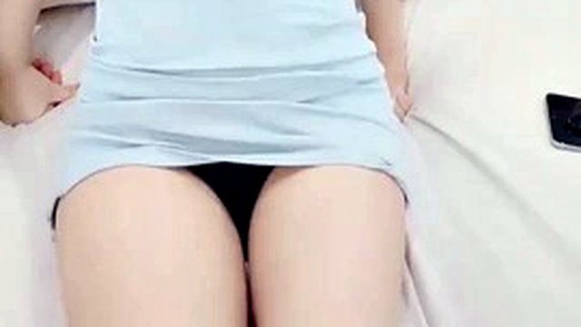 Pure ceiling! Cute and beautiful girl Yan Bao! My sister is super tender. She masturbates with a dildo on her beautiful breasts and pink pussy. The size is getting bigger and bigger, and the white juice is flowing out.