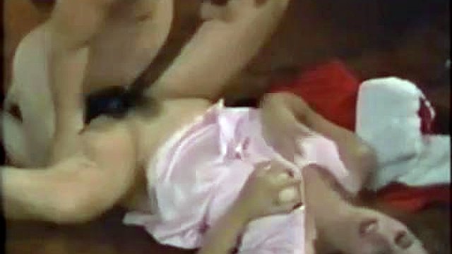 おかしなミゼットサンタクロースは見事なブルネットをファックします