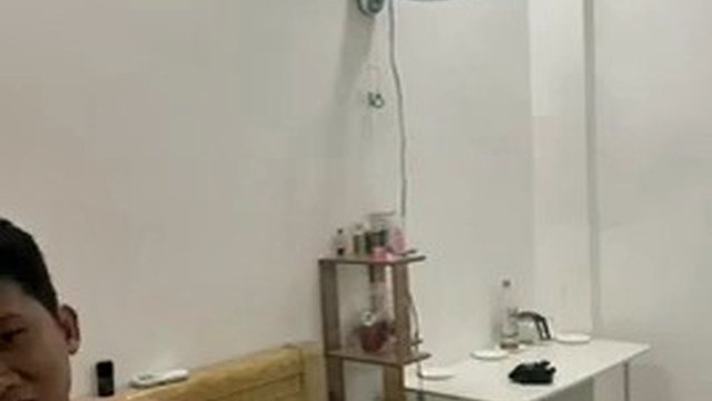 Il compagno di palestra muscolare torna a casa. Giovani ragazzi scopano da dietro lo spogliatoio a piedi nudi