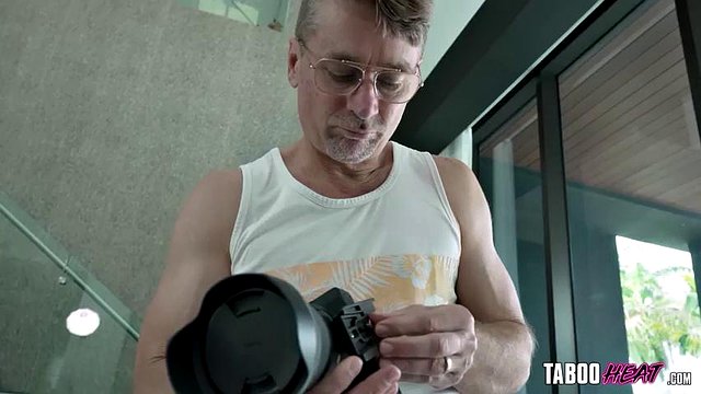 Stepdaddy Dalmer - o detetive MILF Melanie Hicks seduz suspeito em sexo anal - tabooheat