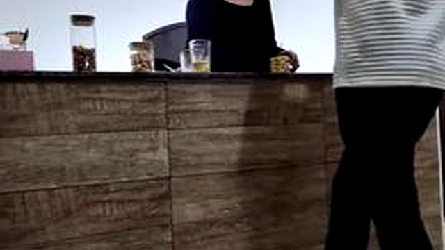 Tromper son mari avec un étranger au bar, mais seulement anal