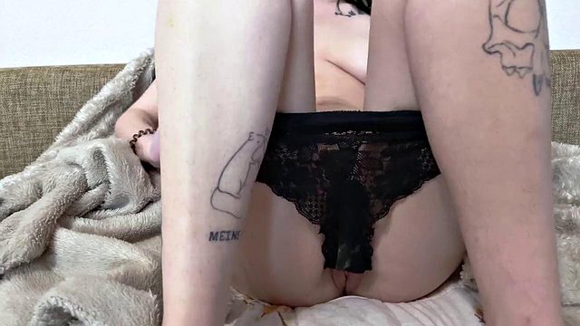 كس امرأة سمراء وشم عن قرب