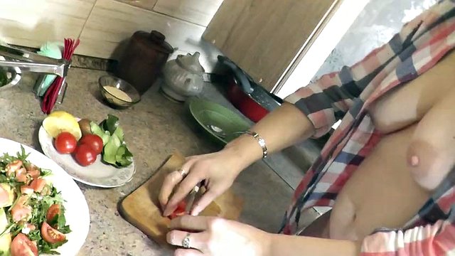 میلف سکسی پلاتینیوم به آشپزی برهنه در آشپزخانه ادامه می دهد و سالاد کریسمس را بدون کفش های پاشنه بلند شورت آماده می کند. برهنه در ملاء عام