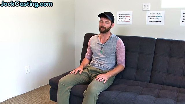 Atleta amateur con barba en un casting en solitario