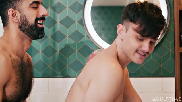 Enzo Muller teilt die Dusche mit dem geilen Ali Rush
