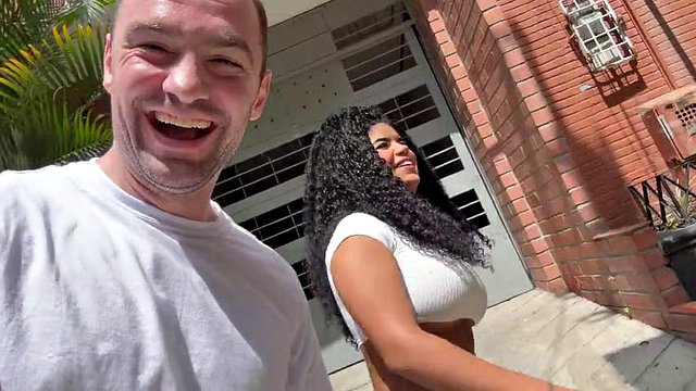 Squirter latina de tetas grandes tiene múltiples orgasmos chorros en una gran polla blanca en lencería sexy
