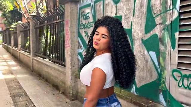Big Tits Latina Squirter tem múltiplos orgasmos de esguicho em Big White Dick em lingerie sexy