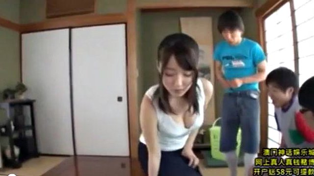 ステップソンの友人はママをファックします
