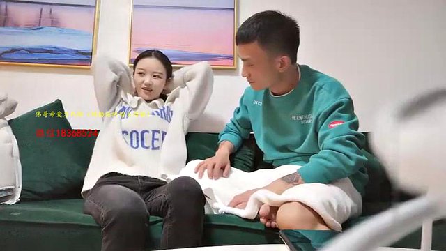 Amateur jungler has made a date with a pretty girl on the sofa 1