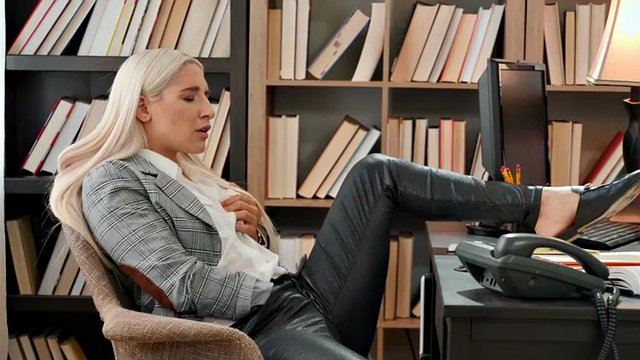 Sekretær bae liker å knulle sjefen i den våte fitten hennes
