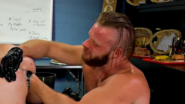 fisting stud consigue puño en algunos por guapo gaydaddies
