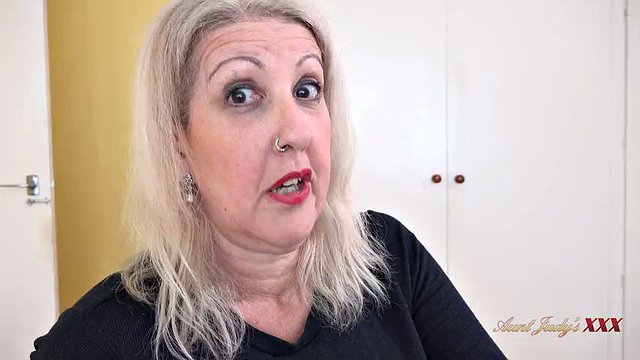 Tuntjudysxxx - Su madrastra madura, la señora Maggie, encuentra su alijo de bragas robadas (pov)