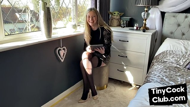 CFNM-Brit in Strümpfen bewertet kleine Schwanzbilder von Fans