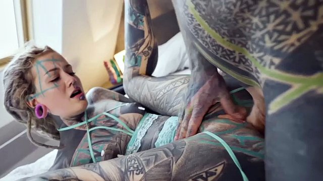 Chica tatuada Anuskatzz follada hasta el fondo de su culo