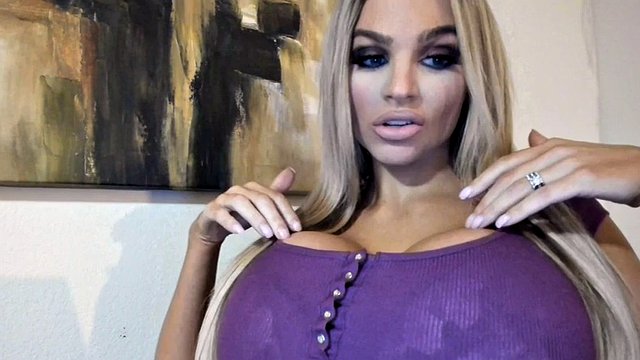 Bimbo clevage tease