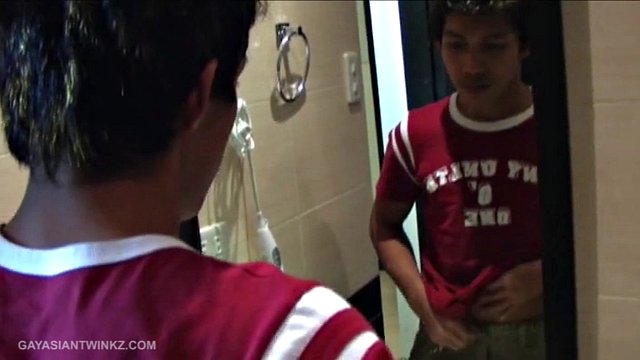 Con un aspetto mascolino da ragazzo della porta accanto, Benjie ha un ragazzo asiatico sexy scritto su di lui. Guardalo iniziare questa scena seducendosi allo specchio. Poi si spoglia per un bel assolo sotto la doccia.