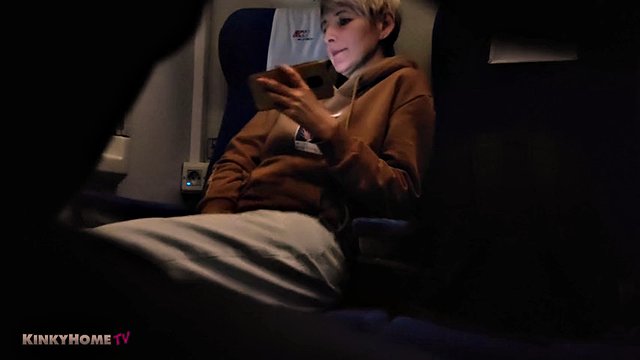 Masturbazione nascosta in un treno pubblico