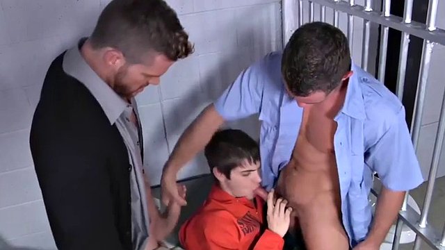 Landon Muskel Conrads Blowjob für den Häftling