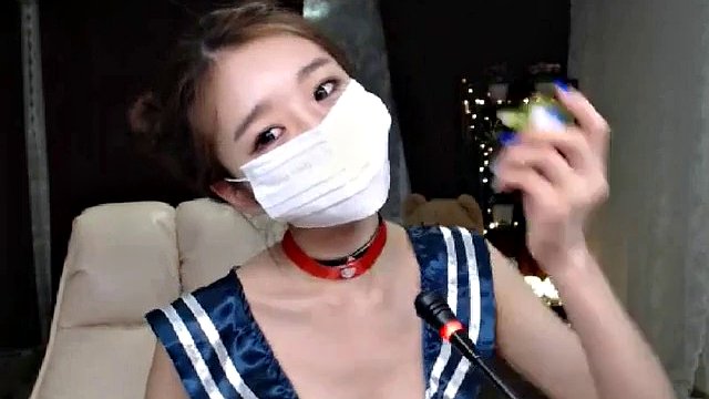 camgirl calda coreana che indossa un'uniforme sexy