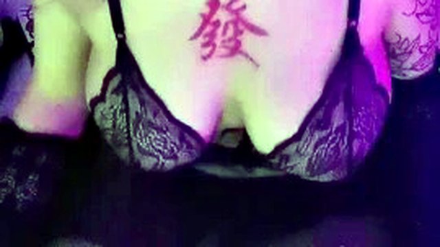 Newcomer goes to sea with big breasted sister! Sexy costume with bunny ears! A pair of big breasts swaying, China's live broadcast of sexy black stockings and beautiful legs, raising her buttocks to look at her fat pussy, and a thick fake cock being fucked