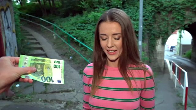 La rue européenne s'est retirée avant de sucer et de chevaucher un duo de bites