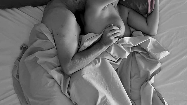 Amatørromantisk sex med nattsyn til orgasme med fingrene og cumshot mellom bena